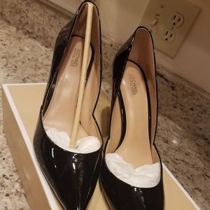 Michael Kors mid pump black patent.